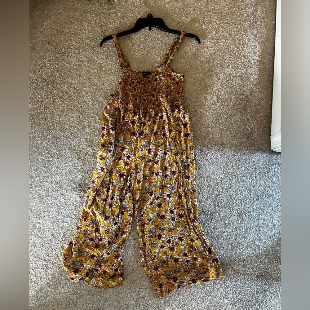 Small 2 piece set with cropped tank and flowy pants.